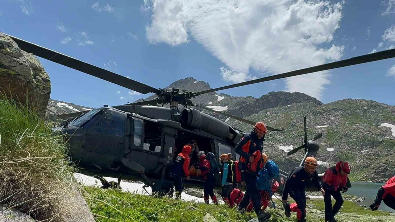 Ver&ccedil;enik Dağı&rsquo;nda nefes kesen kurtarma: Yaralı kadın dağcı saatler s&uuml;ren operasyonla helikoptere ulaştırıldı
