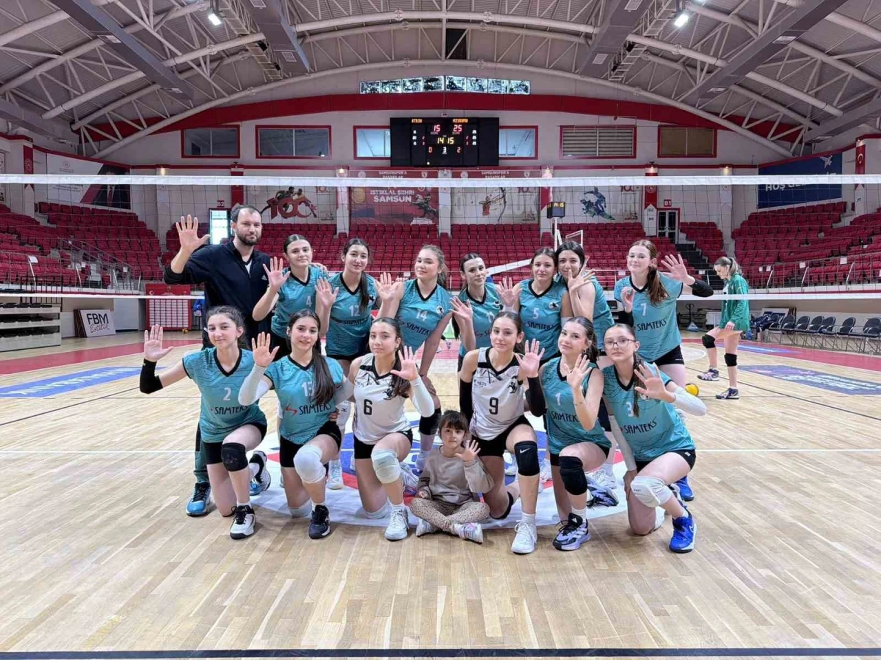 Vezirk&ouml;pr&uuml;l&uuml; voleybolcular finalde
