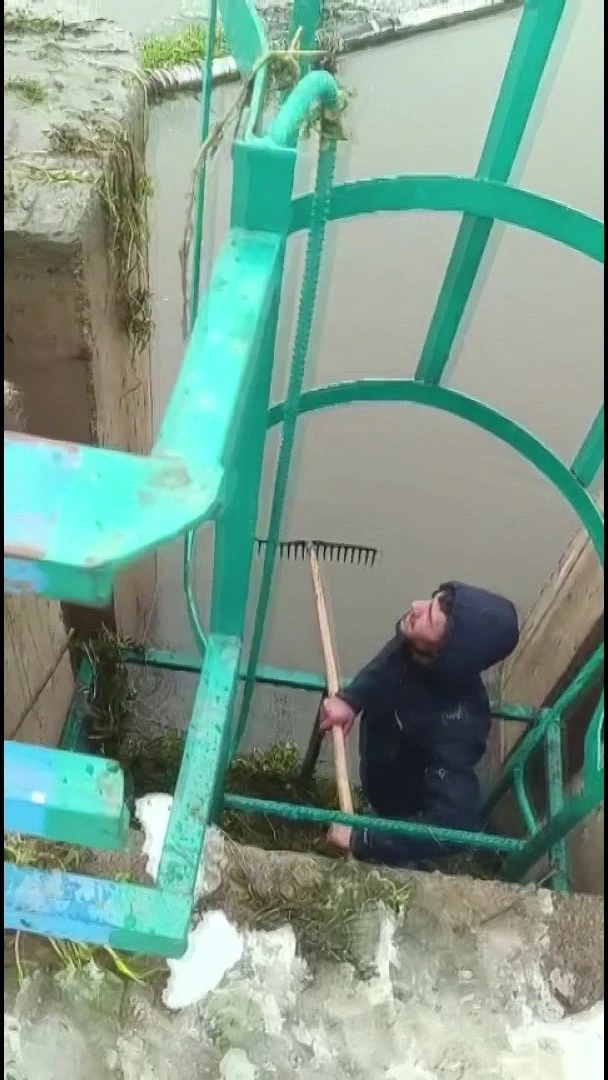 Vicdanları tonlarca suyun boşa akmasına izin vermedi, DSİ&rsquo;nin yapması gerekeni kendileri yaptı
