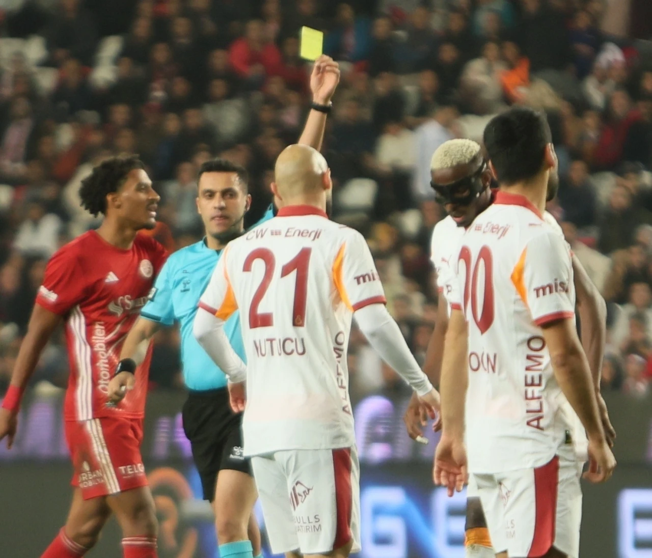 Victor Osimhen cezalı duruma düştü
