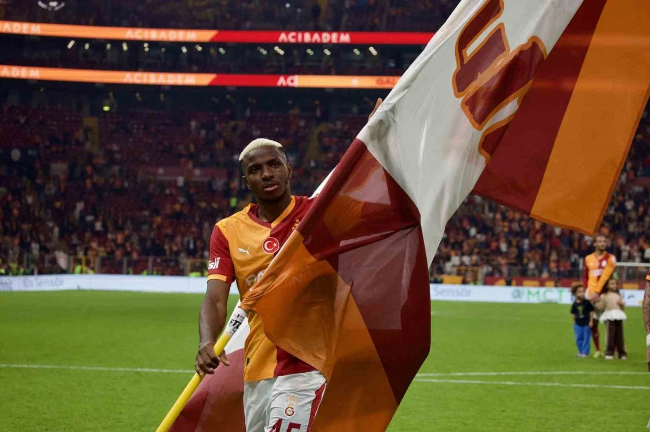 Victor Osimhen, Okan Buruk’u yakaladı