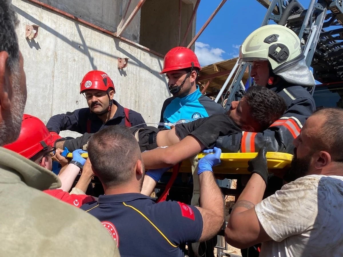 Vinçte fenalaşan operatör itfaiye erleri tarafından indirilerek hastaneye kaldırıldı
