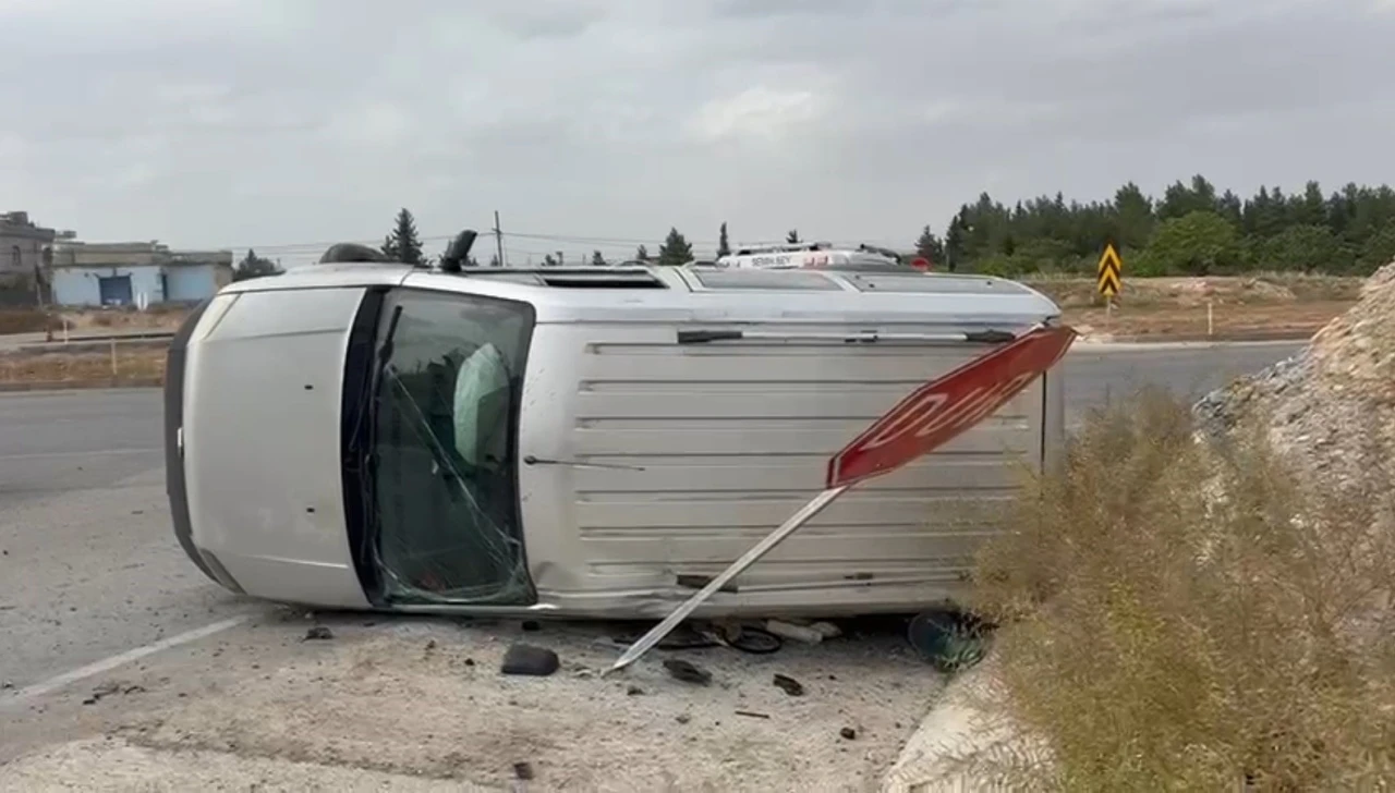 Viraja hızlı giren aracı ’DUR’ tabelası durdurdu
