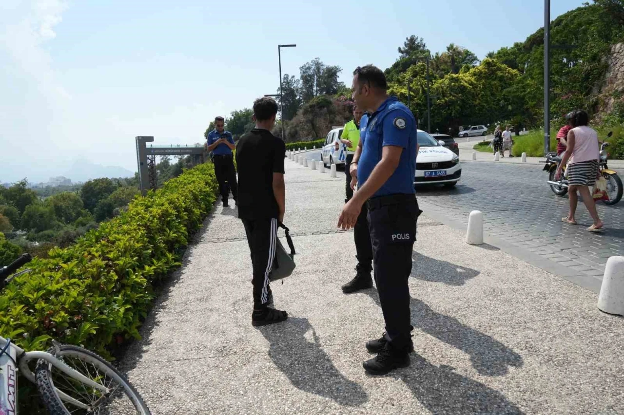 Virajı alamayan 2 çocuk bisikletle 5 metre yükseklikteki varyanttan çalılıklara düştü
