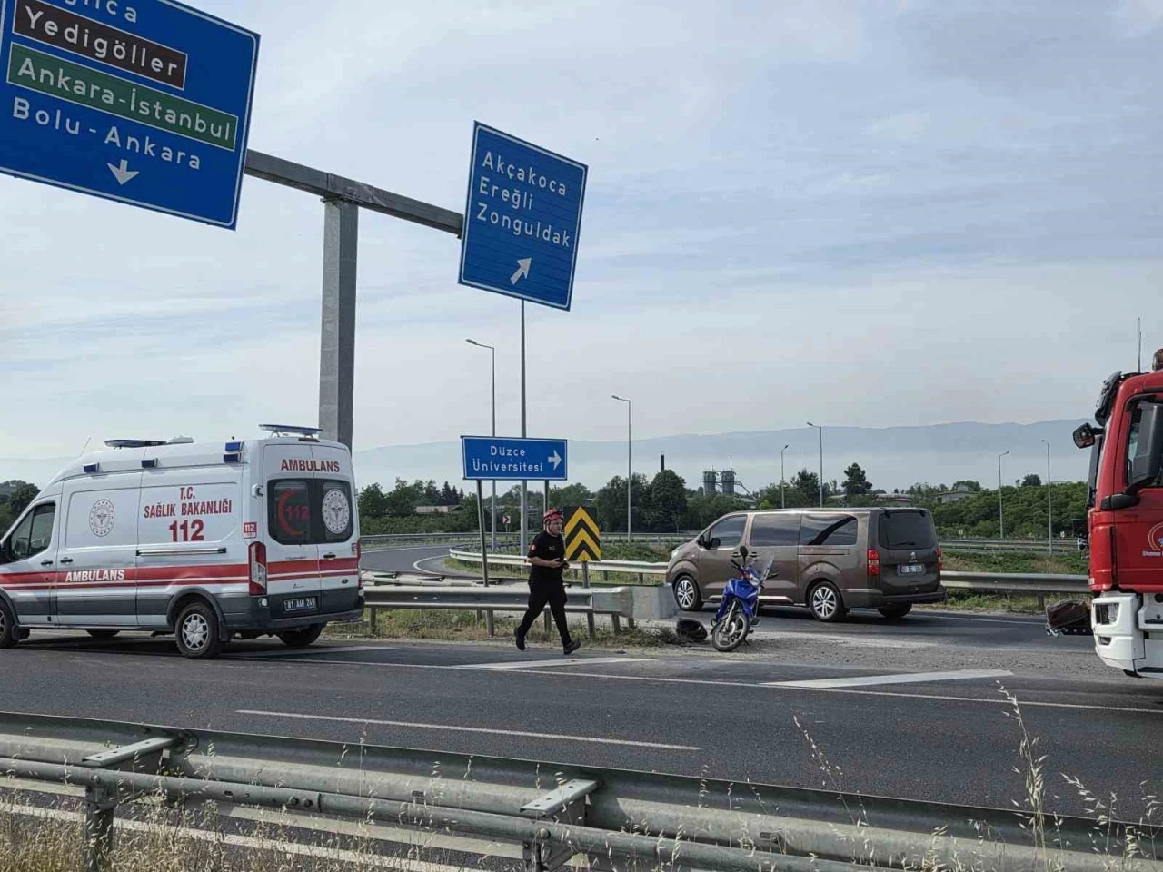 Virajı alamayan motosiklet sürücüsü bariyere çarptı