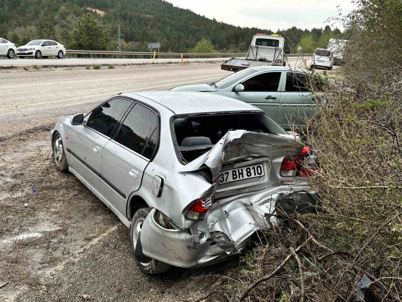 Virajı alamayan otomobil park halindeki araca çarptı: 4 yaralı
