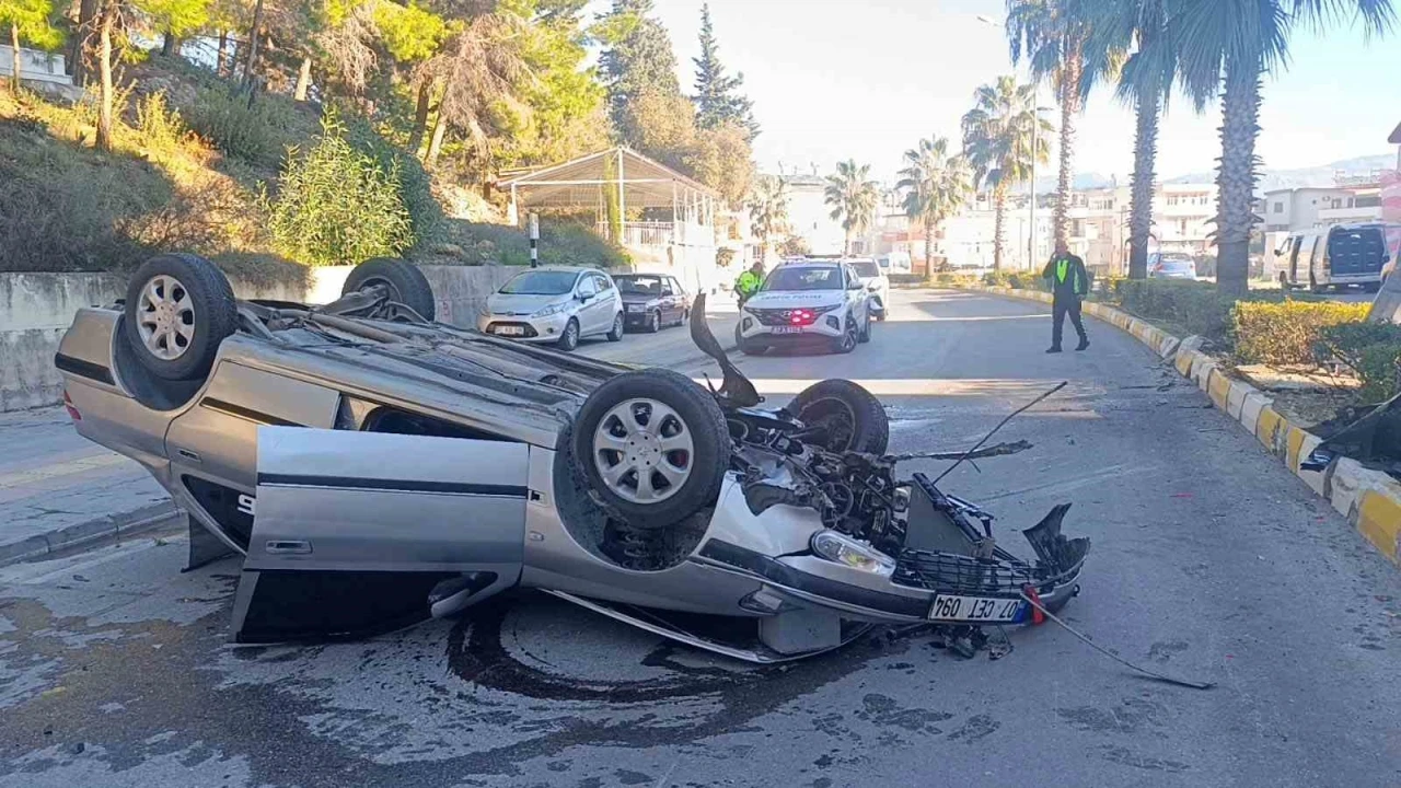 Virajı alamayan otomobil refüjdeki aydınlatma direğine çarpıp takla attı: 2 yaralı
