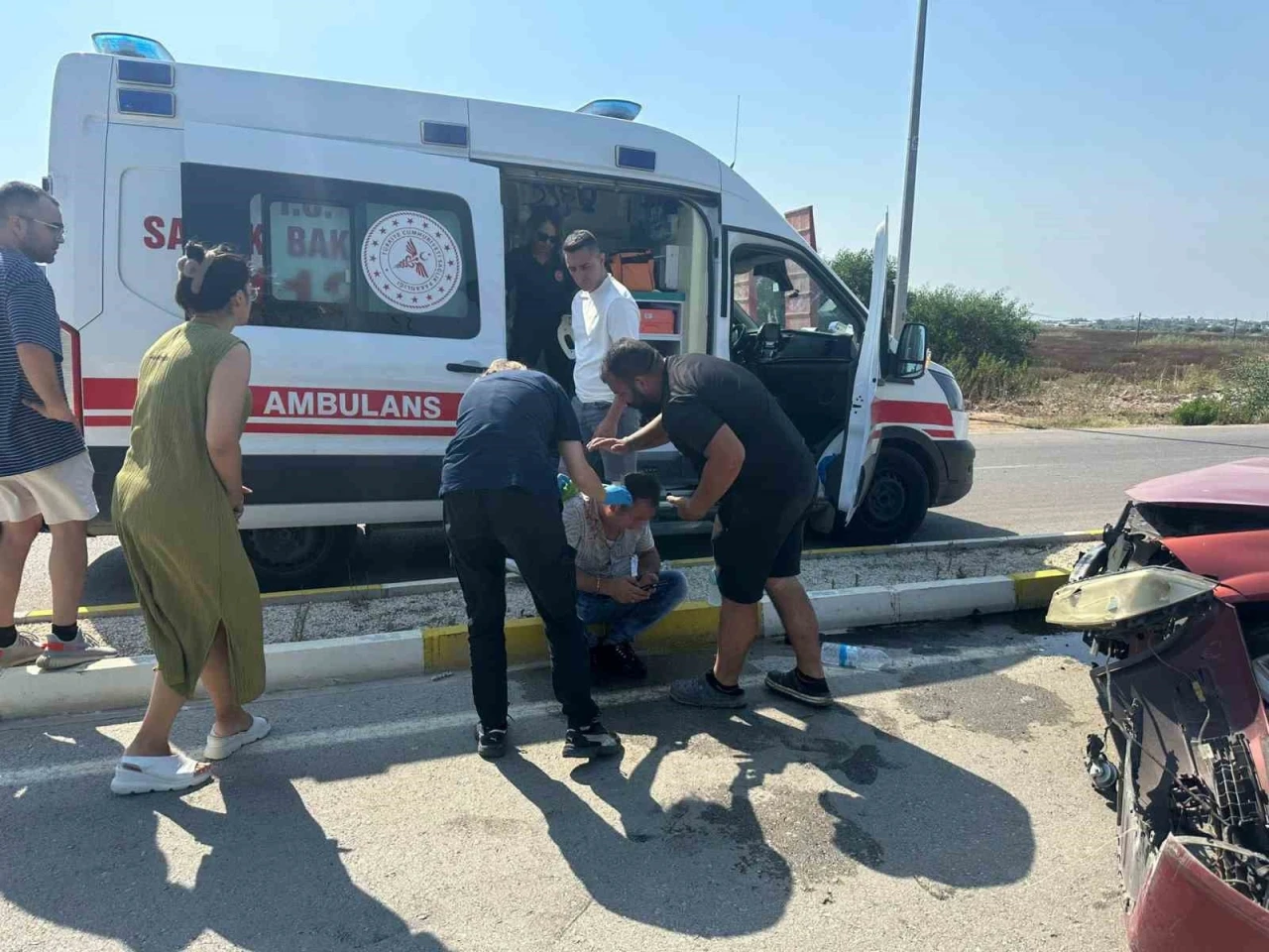 Virajı alamayan otomobil refüje çarptı. 1 yaralı
