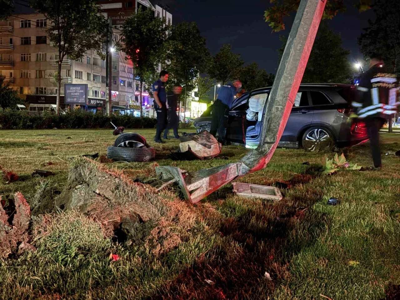 Virajı alamayan SUV tarzı ara&ccedil; aydınlatma direğini yerinden s&ouml;kt&uuml;: 1 yaralı
