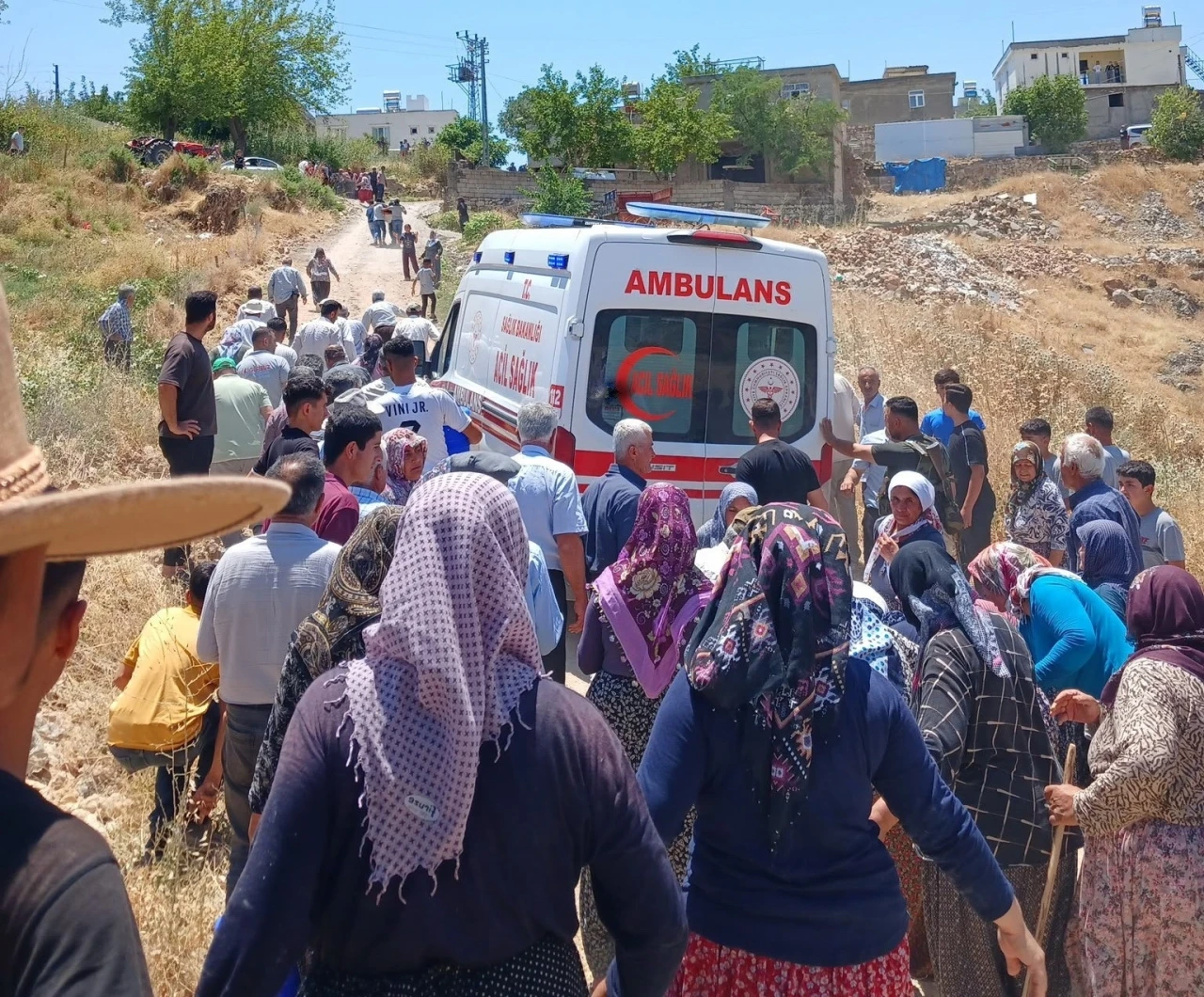 Virajı alamayan trakt&ouml;r takla attı: 1 &ouml;l&uuml;
