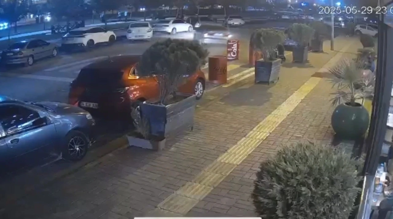 Viranşehir’de kaza anı kamerada: 2 yaralı
