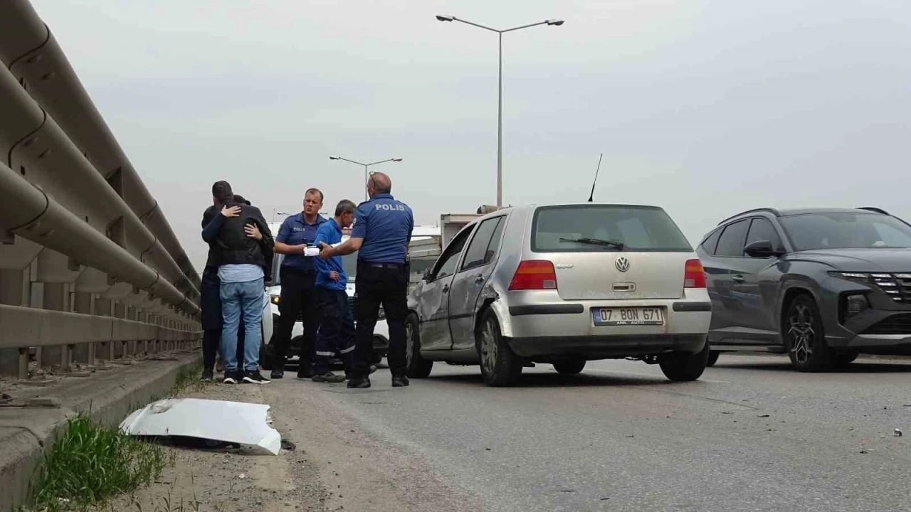 Viyadük üstünde yakıt tankerinin karıştığı kaza: 1 yaralı
