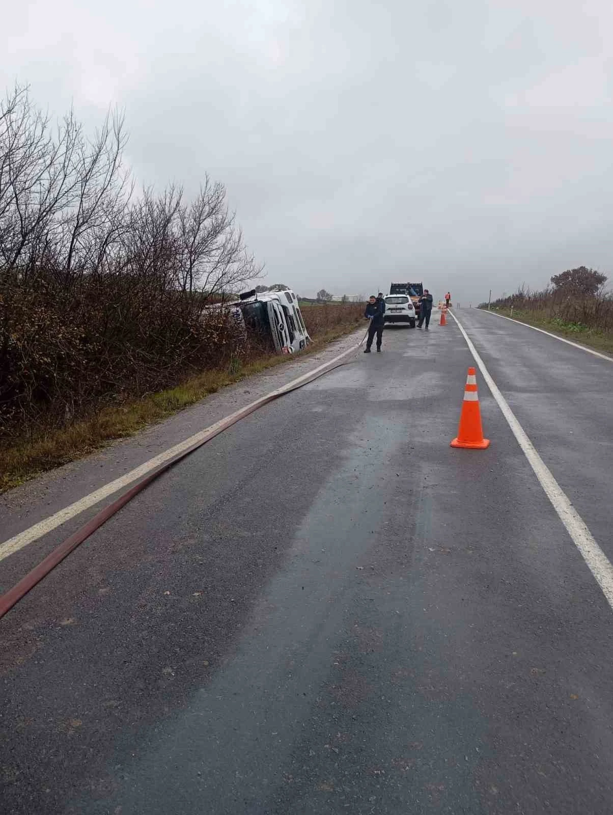 Vize-Soğucak K&ouml;y&uuml; yolunda petrol tankeri devrildi
