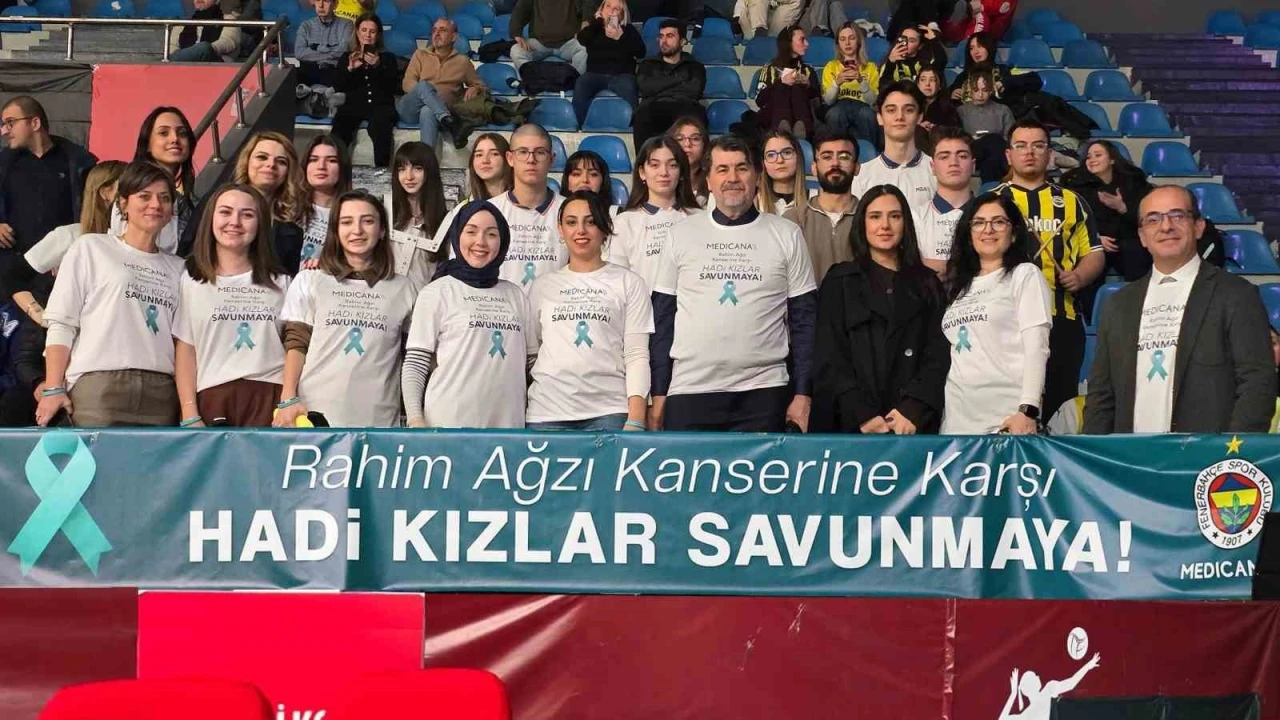 Voleybol ma&ccedil;ında anlamlı &ccedil;ağrı: Rahim ağzı kanserine karşı trib&uuml;nler konuştu
