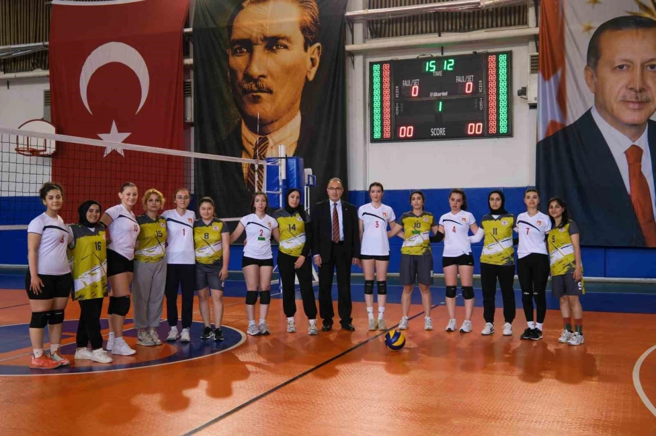 Voleybol Turnuvası öğrencilerden yoğun ilgi gördü
