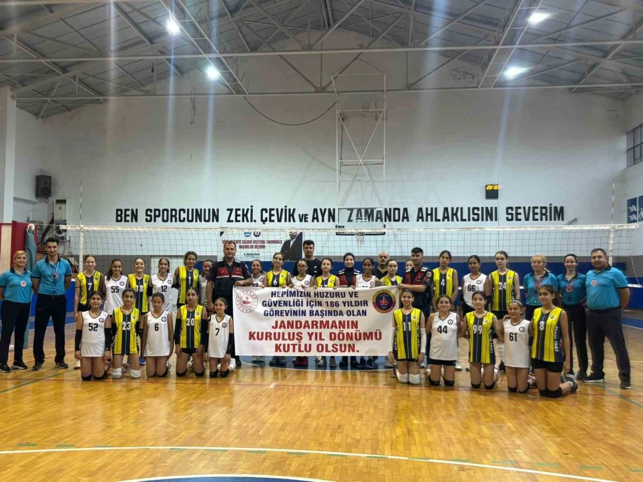 Voleybolcular, jandarmayı unutmadı
