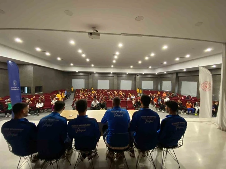 Voleybolcular &ouml;ğrencilerle buluştu
