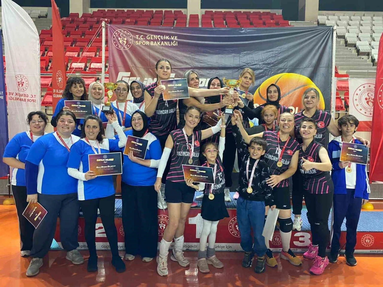 Voleybolda kadınlarda Erzincan Valiliği erkeklerde Milli Eğitim Müdürlüğü şampiyon oldu
