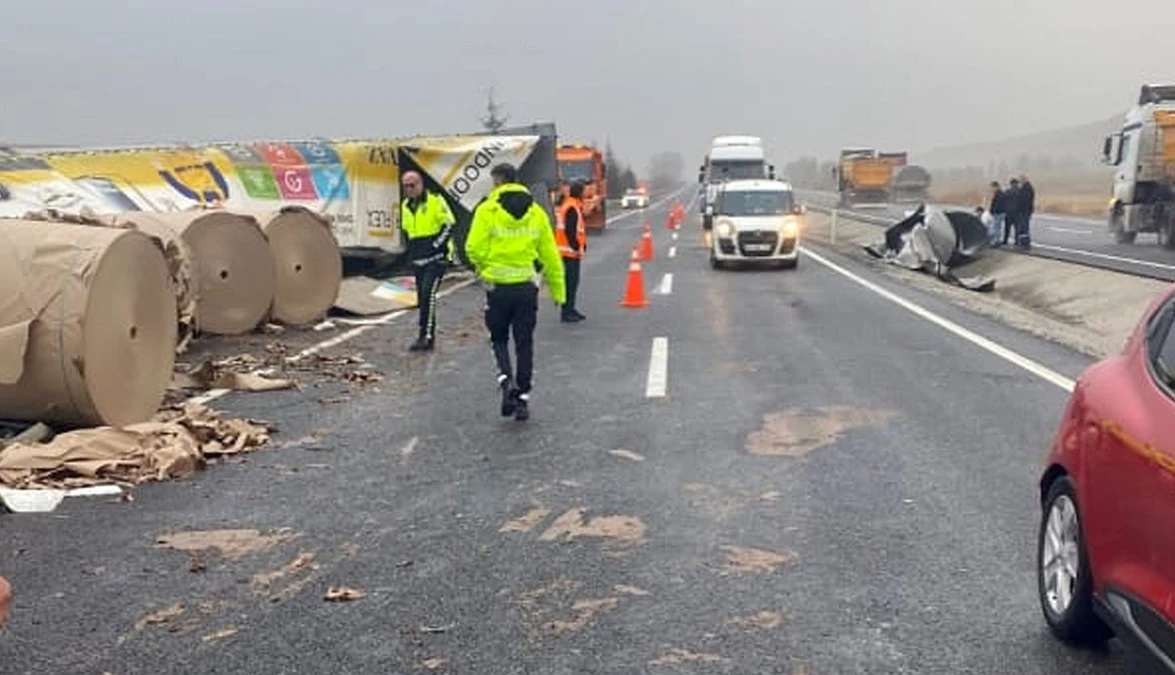 Yaban hayvanı kazaya yol a&ccedil;tı: Devrilen tırın &uuml;zerindeki demir plaka başka bir tıra &ccedil;arptı
