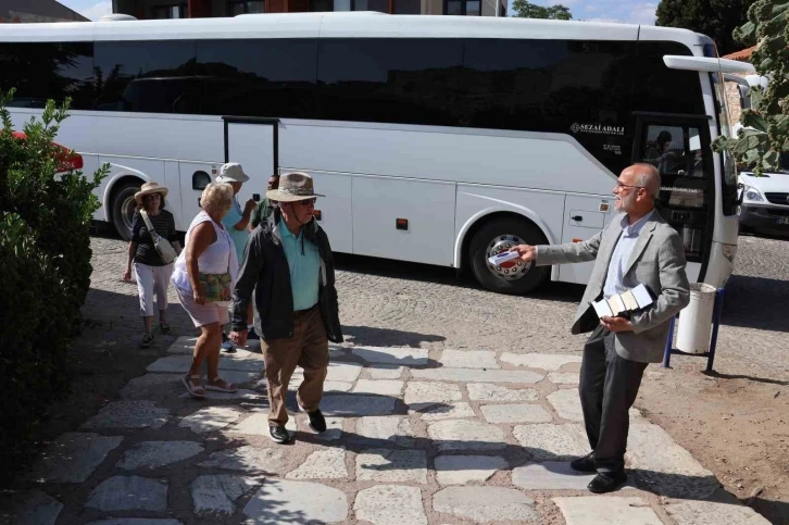 Yabancı diliyle turistlere İslam’ı anlatan şehit babası imama “iyilik” ödülü
