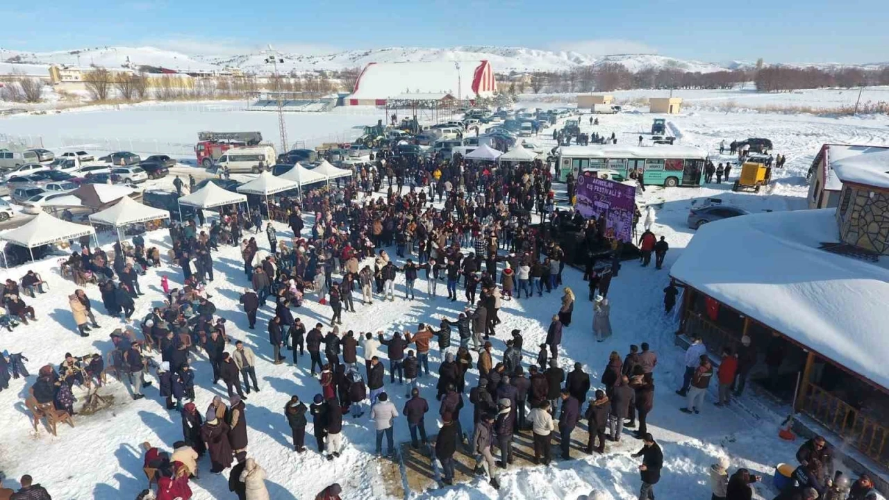 Yağan kar eğlenceye d&ouml;n&uuml;şt&uuml;, Kış Festivali&rsquo;nin 2&rsquo;ncisi d&uuml;zenlendi
