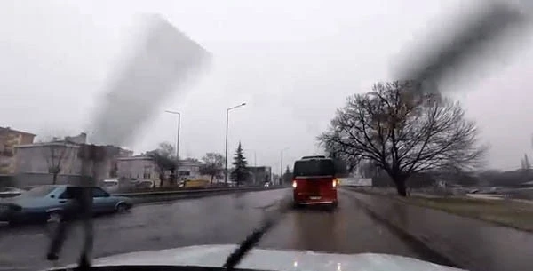 Yağış sonrası &ccedil;evre yolu &rsquo;g&ouml;le&rsquo; d&ouml;nd&uuml;, bazı ara&ccedil;lar yolda kaldı
