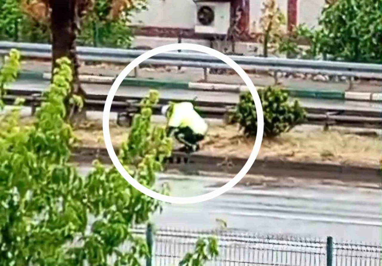 Yağış sonrası tıkanan rögarı açan polis örnek bir davranış sergiledi

