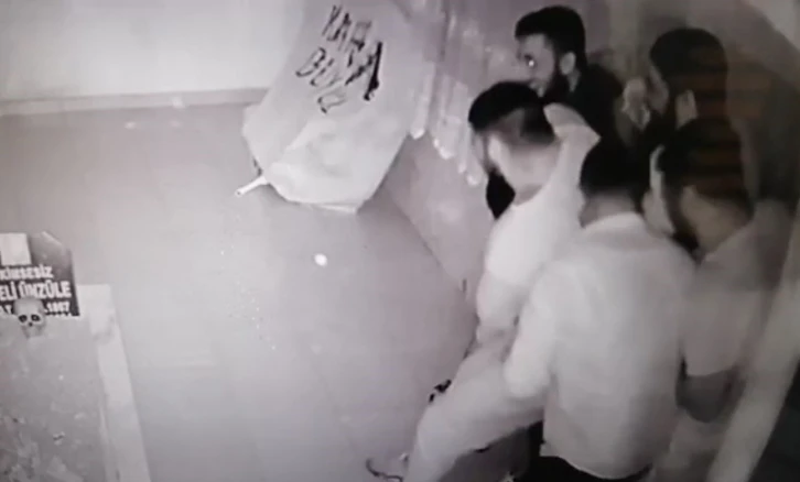 Yağlı g&uuml;reş &ouml;ncesi korku evinde stres atan pehlivanların o anları g&uuml;ld&uuml;rd&uuml;
