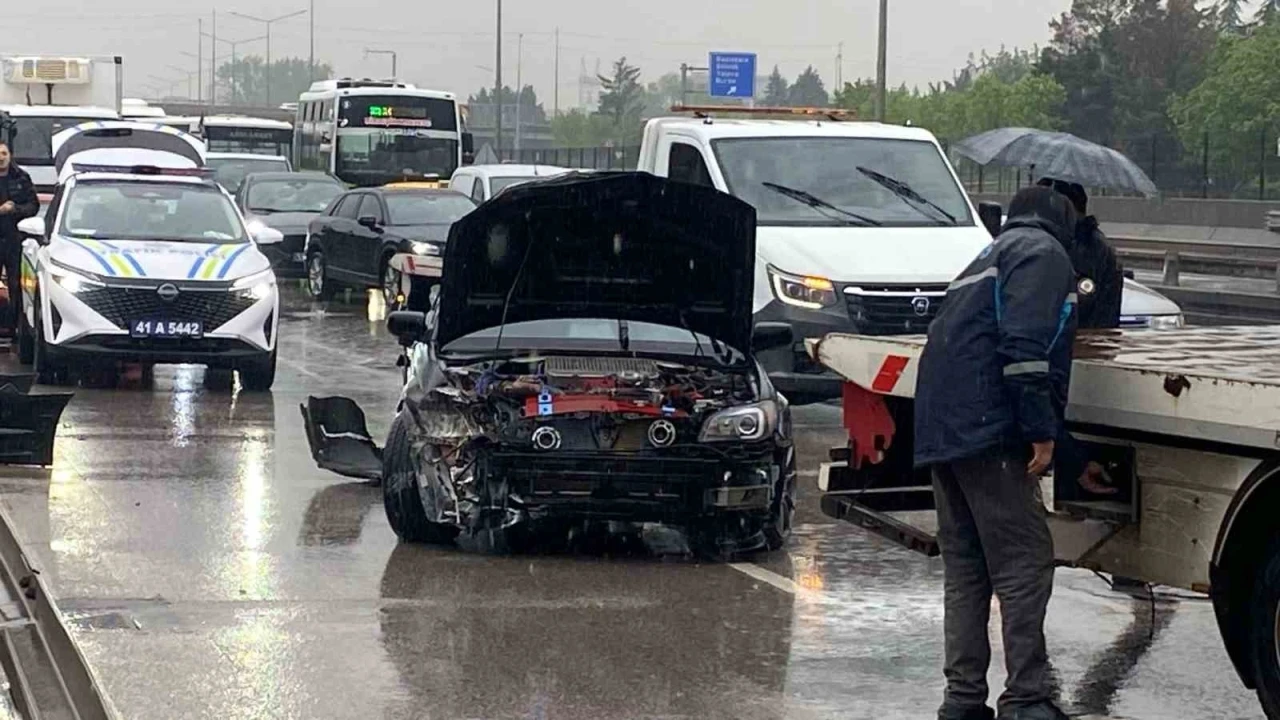 Yağmur kazayı beraberinde getirdi
