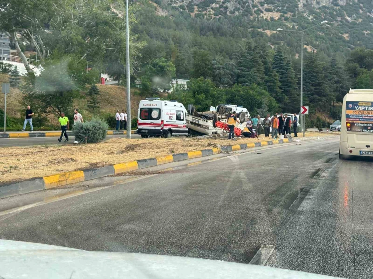 Yağmur nedeniyle kayganlaşan yolda minibüs devrildi: 1’i ağır 9 kişi yaralandı