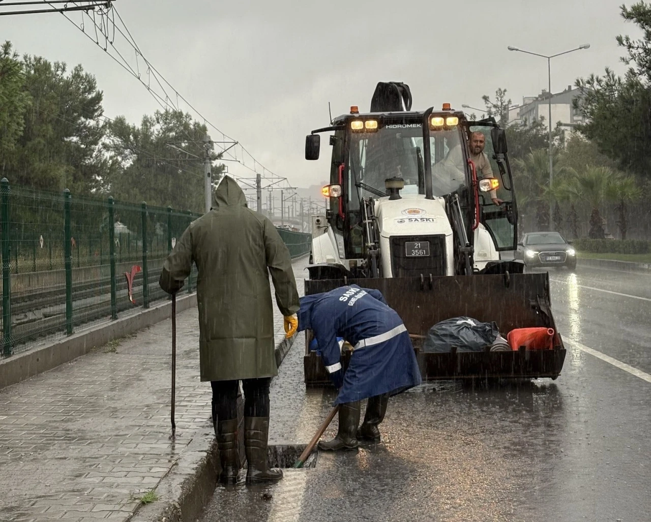 Yağmur suyu birikintilerine anında müdahale

