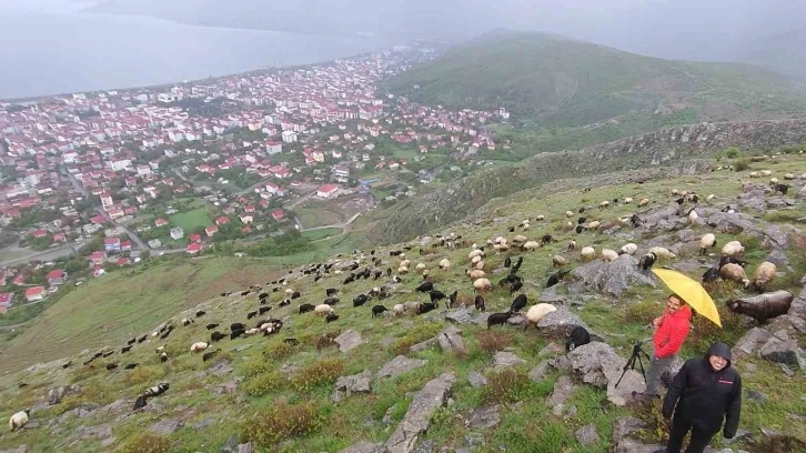 Yağmur ve dolu altında saatlerce “gökkuşağını” beklediler
