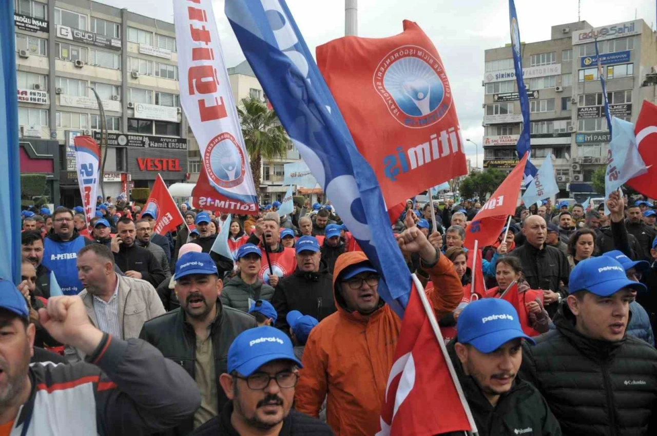 Yağmurlu havaya rağmen Aliağa’da 1 Mayıs kutlandı
