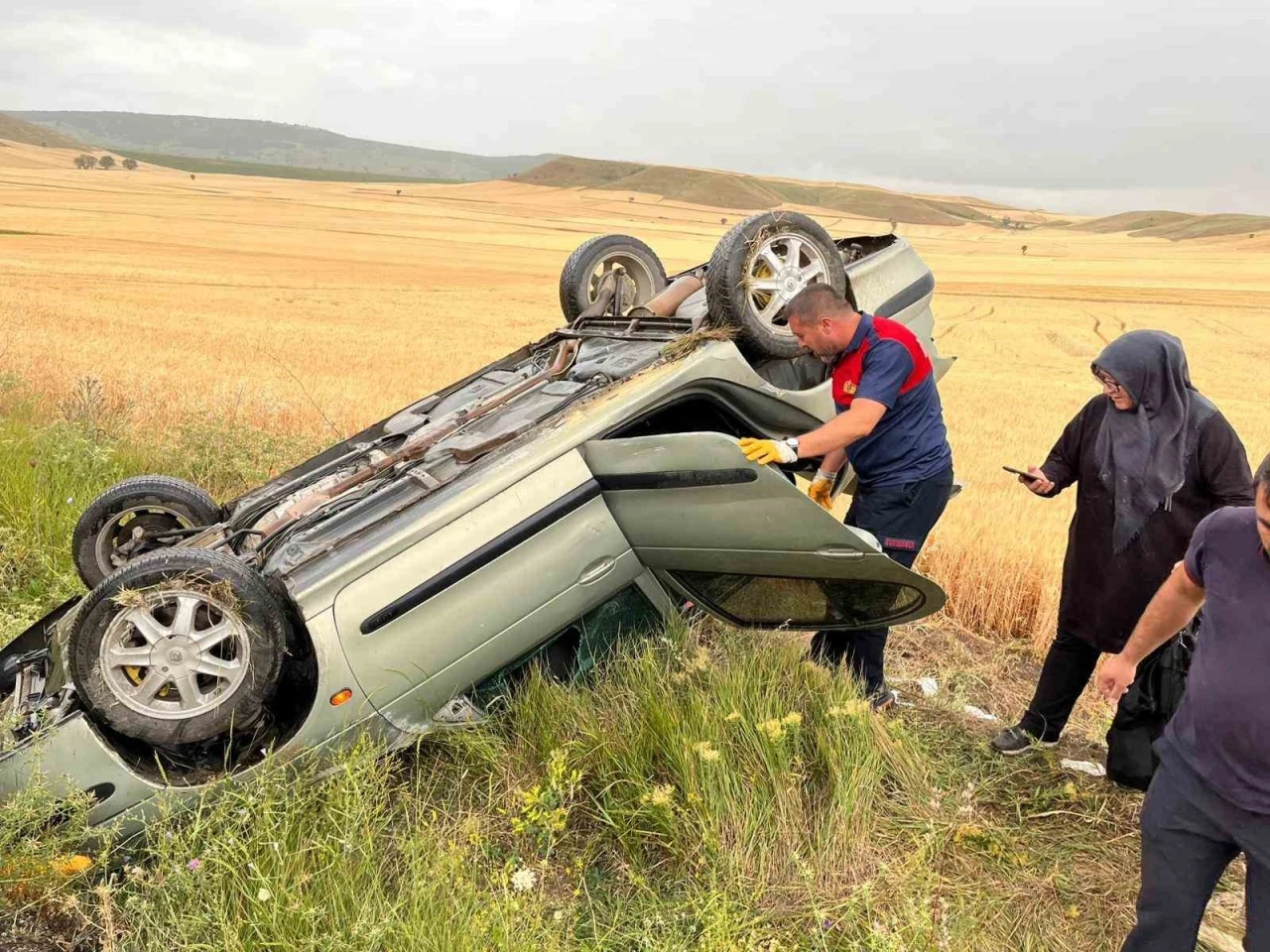 Yağmurun kayganlaştırdığı yolda otomobil takla attı: 3 yaralı
