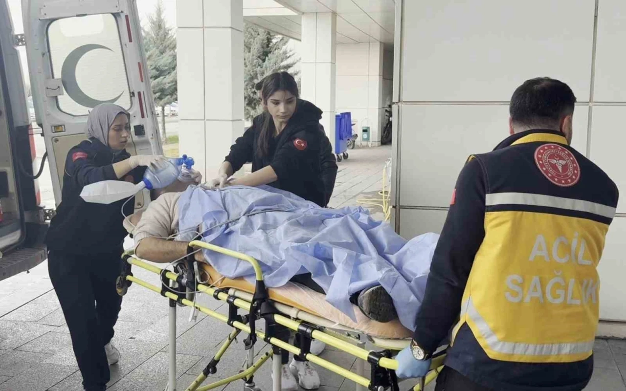 Yakınını kaza yerinde gören adam kalp krizi geçirdi
