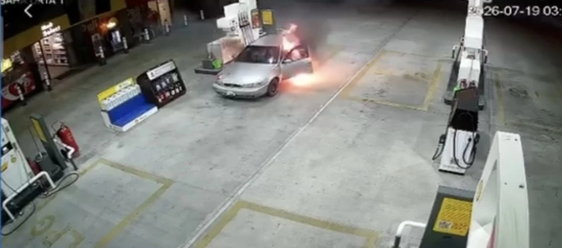 Yakıt almaya geldi, aracı alev topuna d&ouml;nd&uuml;

