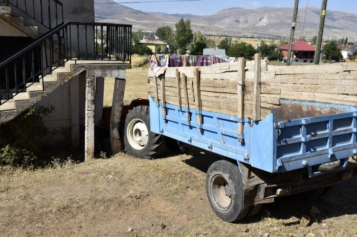 Yakıt doldurduğu traktörün altında kalarak can verdi

