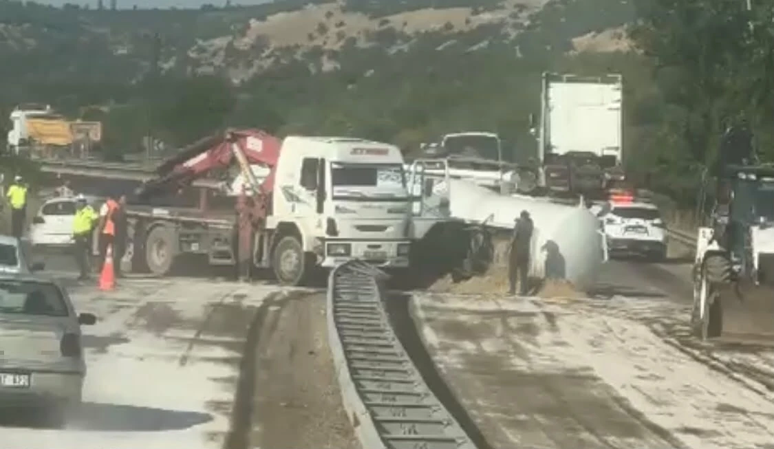 Yakıt tankeri devrildi, kara yolunda ulaşım aksadı
