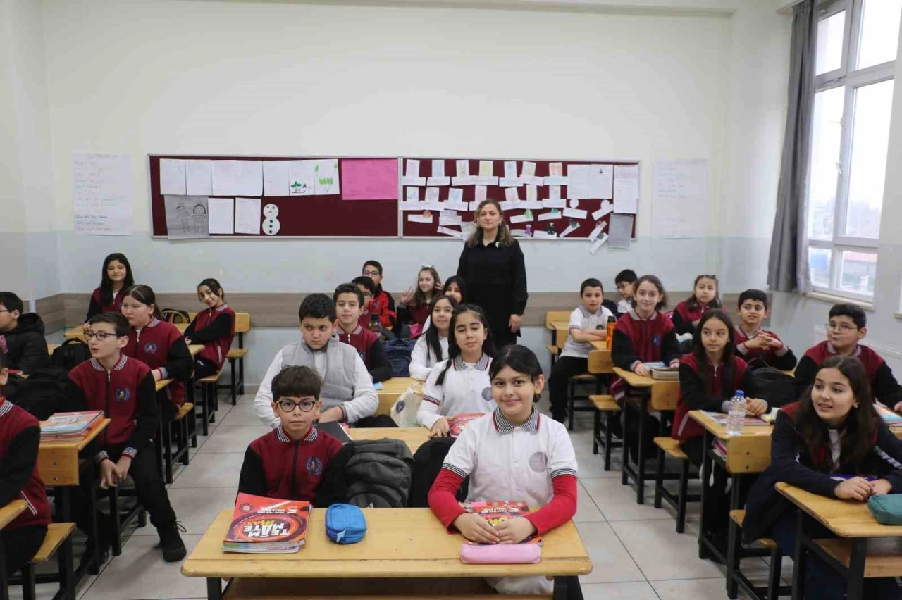 Yaklaşık 18 milyon &ouml;ğrenci karnelerini alarak yarıyıl tatiline girdi
