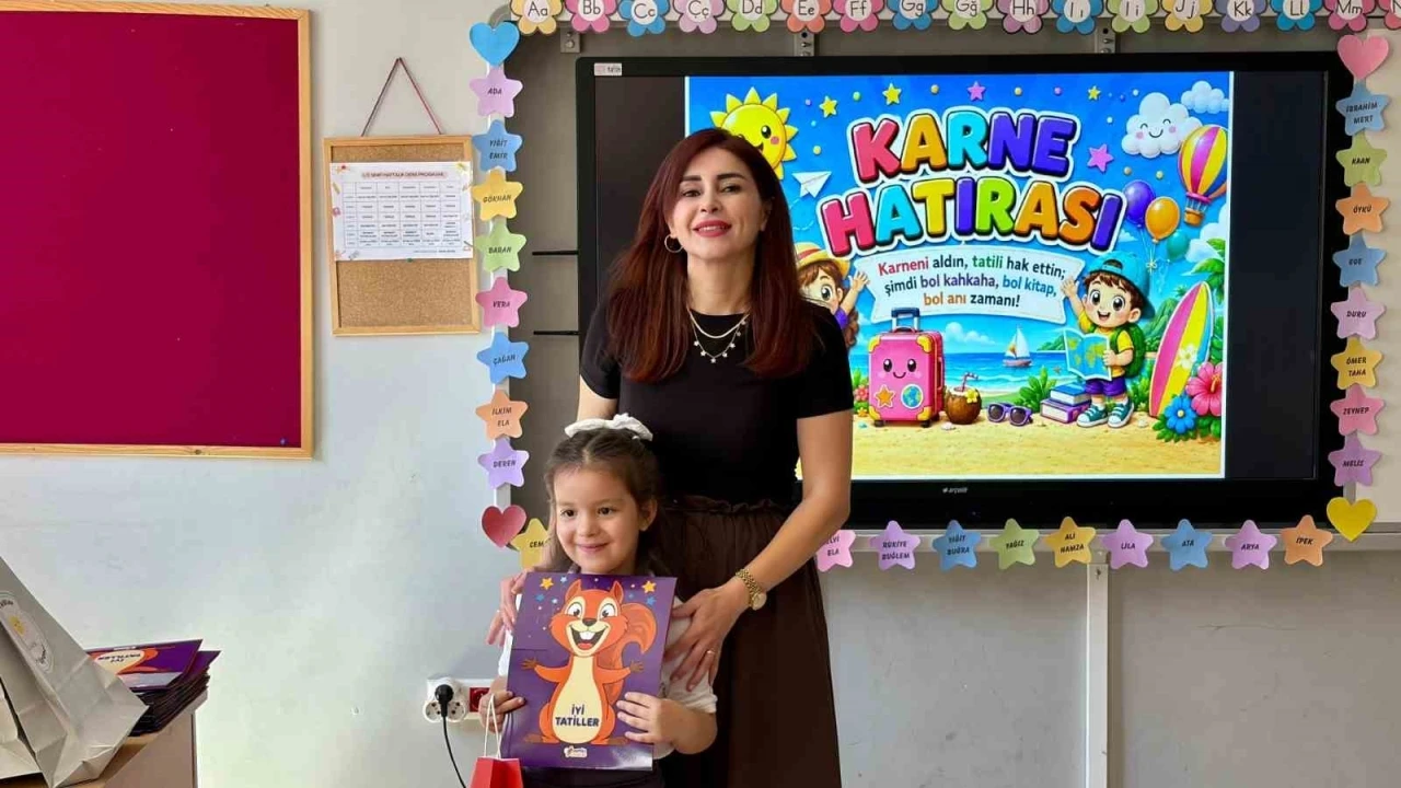 Yaklaşık 18 milyon &ouml;ğrenci karnelerini alarak yaz tatiline girdi
