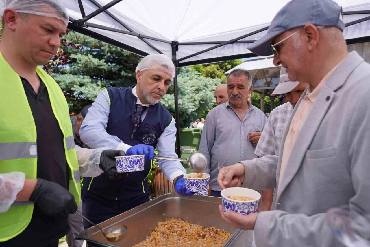 Yakutiye Belediyesi Cuma Namazı &ccedil;ıkışı aşure dağıttı
