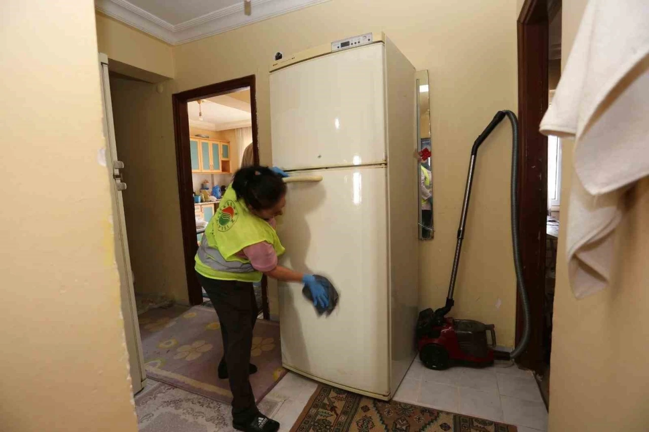 Yalnız yaşayan yaşlı kadına şefkat eli
