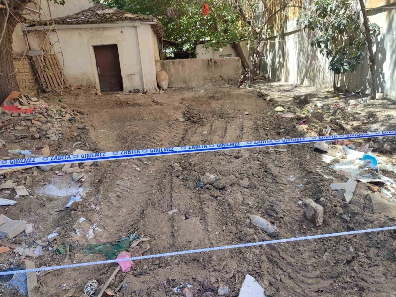 Yalnız yaşayan yaşlı kadının evinden 13 kamyon çöp çıktı
