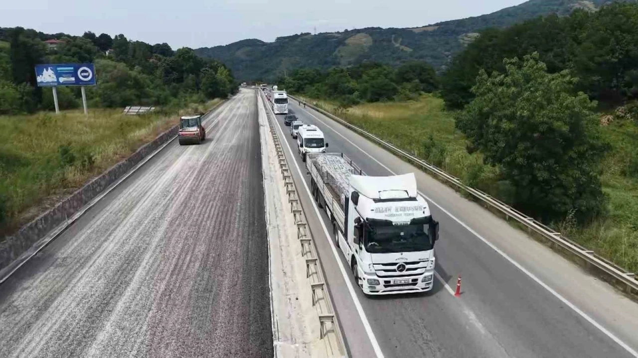 Yalova-Bursa kara yolunda asfaltlama &ccedil;alışması devam ediyor
