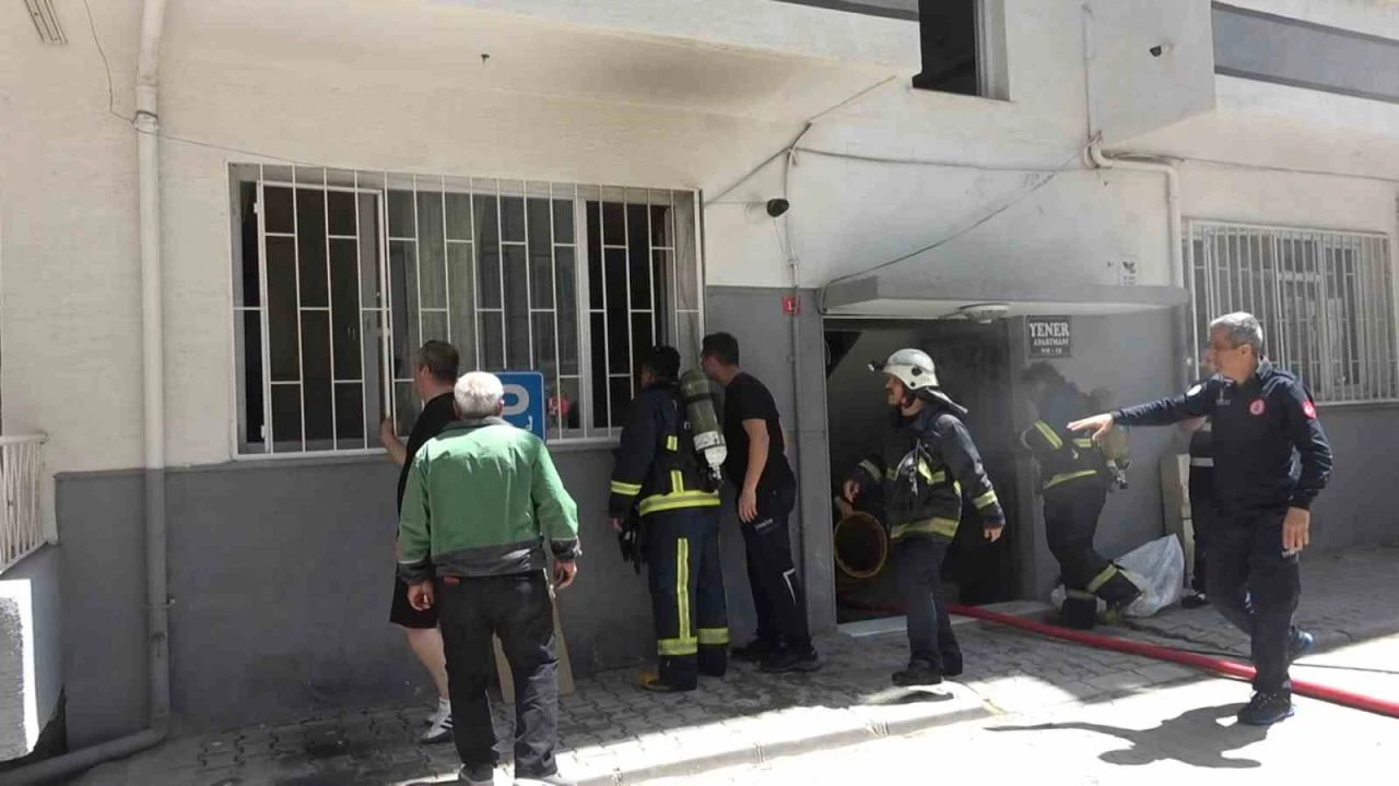 Yalova’da apartman dairesinde çıkan yangında bir kişi dumandan etkilendi
