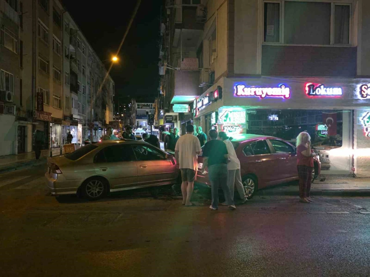 Yalova’da çarpışan iki otomobil kuruyemiş dükkanına girdi
