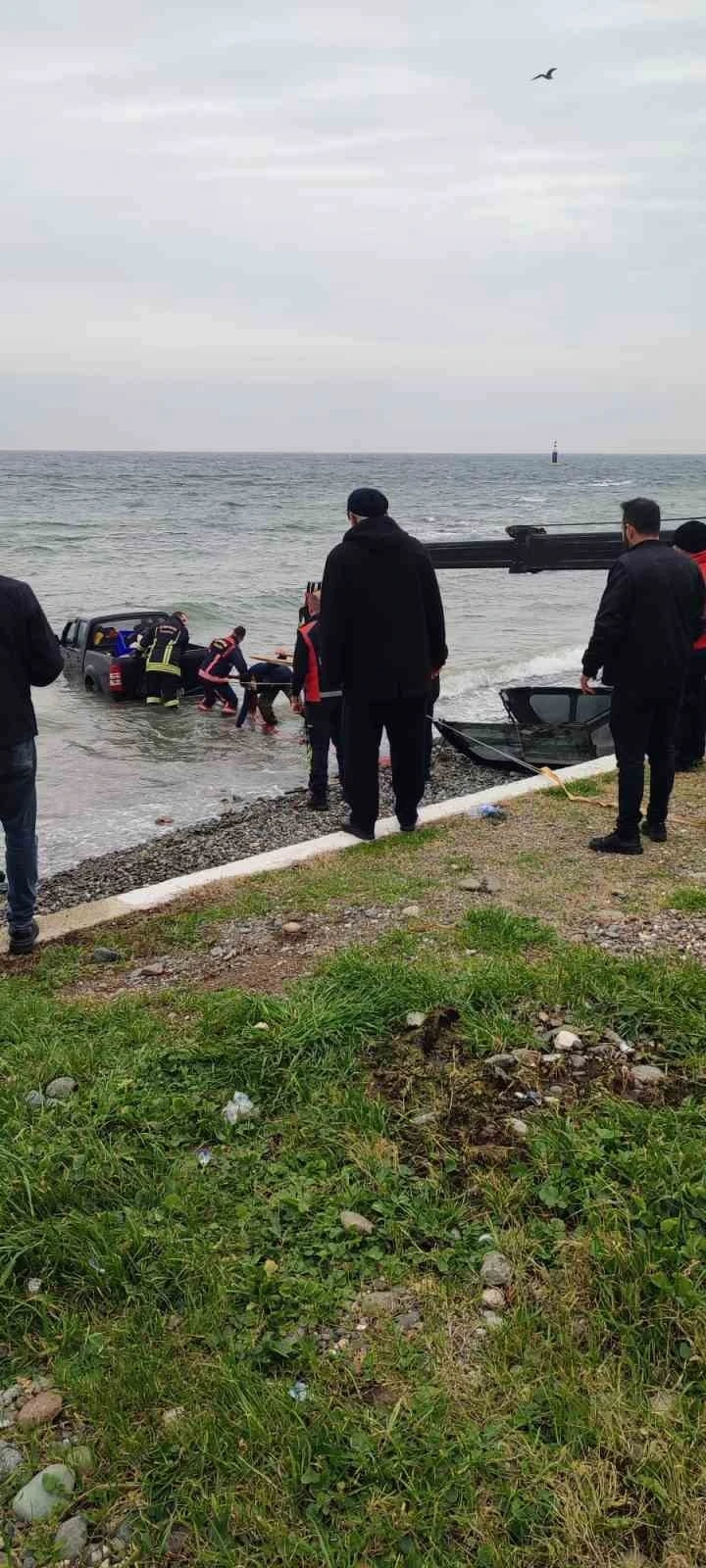 Yalova&rsquo;da kontrolden &ccedil;ıkan pikap denize u&ccedil;tu: 1 yaralı
