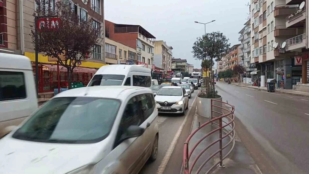 Yalova&rsquo;da k&ouml;pr&uuml;l&uuml; kavşakta &ccedil;alışma nedeniyle trafik yoğunluk
