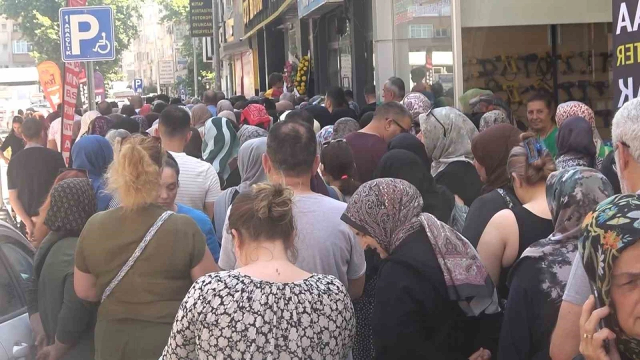 Yalova’da mağaza açılışında indirim izdihamı
