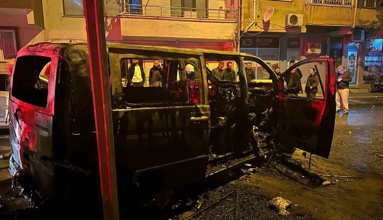 Yalova&rsquo;da minib&uuml;s park edildiği sırada alevlere teslim oldu
